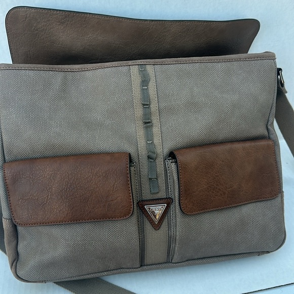New AUTHENTIC GUESS Mens Leather Messenger/Canvas Travel Bag Camo - Picture 2 of 13